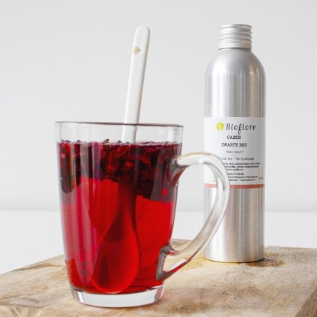 Organic blackcurrant hydrosol, a fruity and gourmand tonic note