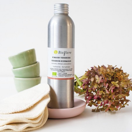 L'hydrolat de romarin à verbénone bio régénère et purifie la peau