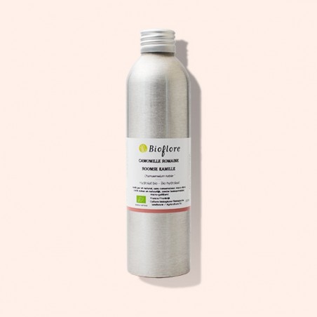 L'hydrolat de camomille bio donne de l'éclat aux cheveux blonds