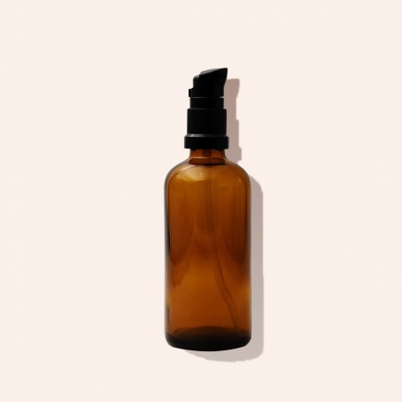 Onze bruine glazen flesjes voorzien van een pomp voor uw DIY cosmetica