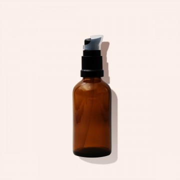 Onze bruine glazen flesjes voorzien van een pomp voor uw DIY cosmetica