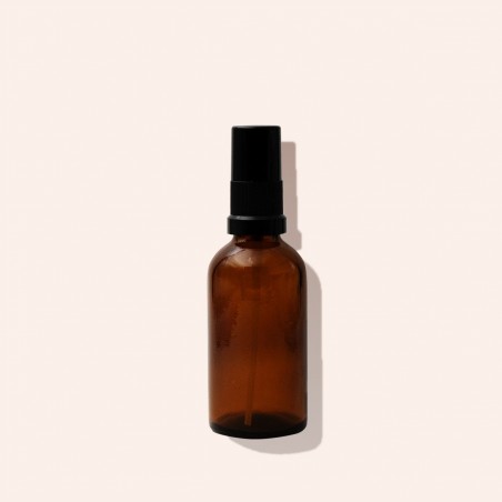 Ons bruin glazen flesje met spray voor al uw huisgemaakte sprays