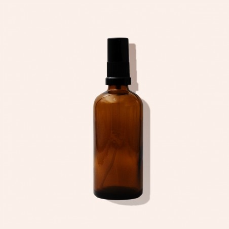 Ons bruin glazen flesje met spray voor al uw huisgemaakte sprays
