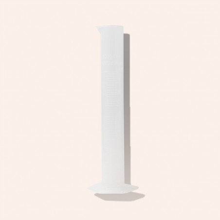 Onze maatbeker van 25 ml kan u gebruiken bij uw natuurlijke cosmetica