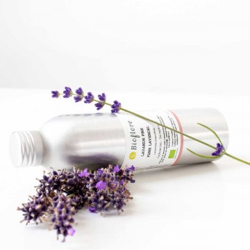 L'hydrolat de lavande fine bio apaise, nettoie et purifie la peau