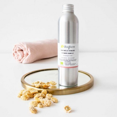 L'hydrolat de camomille bio donne de l'éclat aux cheveux blonds
