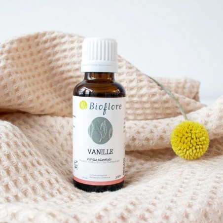 Organic vanilla oil macerate, perfumes and smoothes the skin