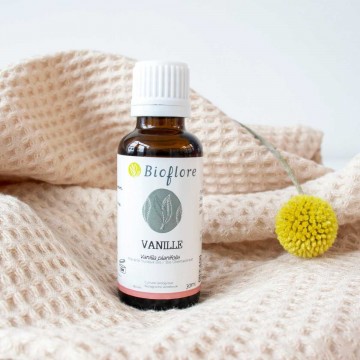 Organic vanilla oil macerate, perfumes and smoothes the skin