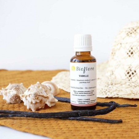Organic vanilla oil macerate, perfumes and smoothes the skin