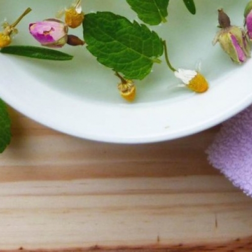 Bain de vapeur aux plantes pour le visage