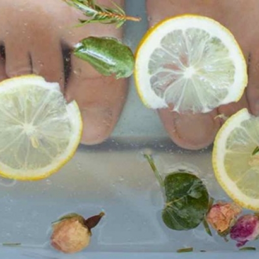 Oxygenating and invigorating foot bath salts
