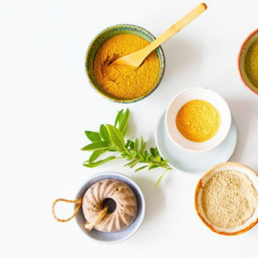 Les poudres de plantes bio pour le soins des cheveux